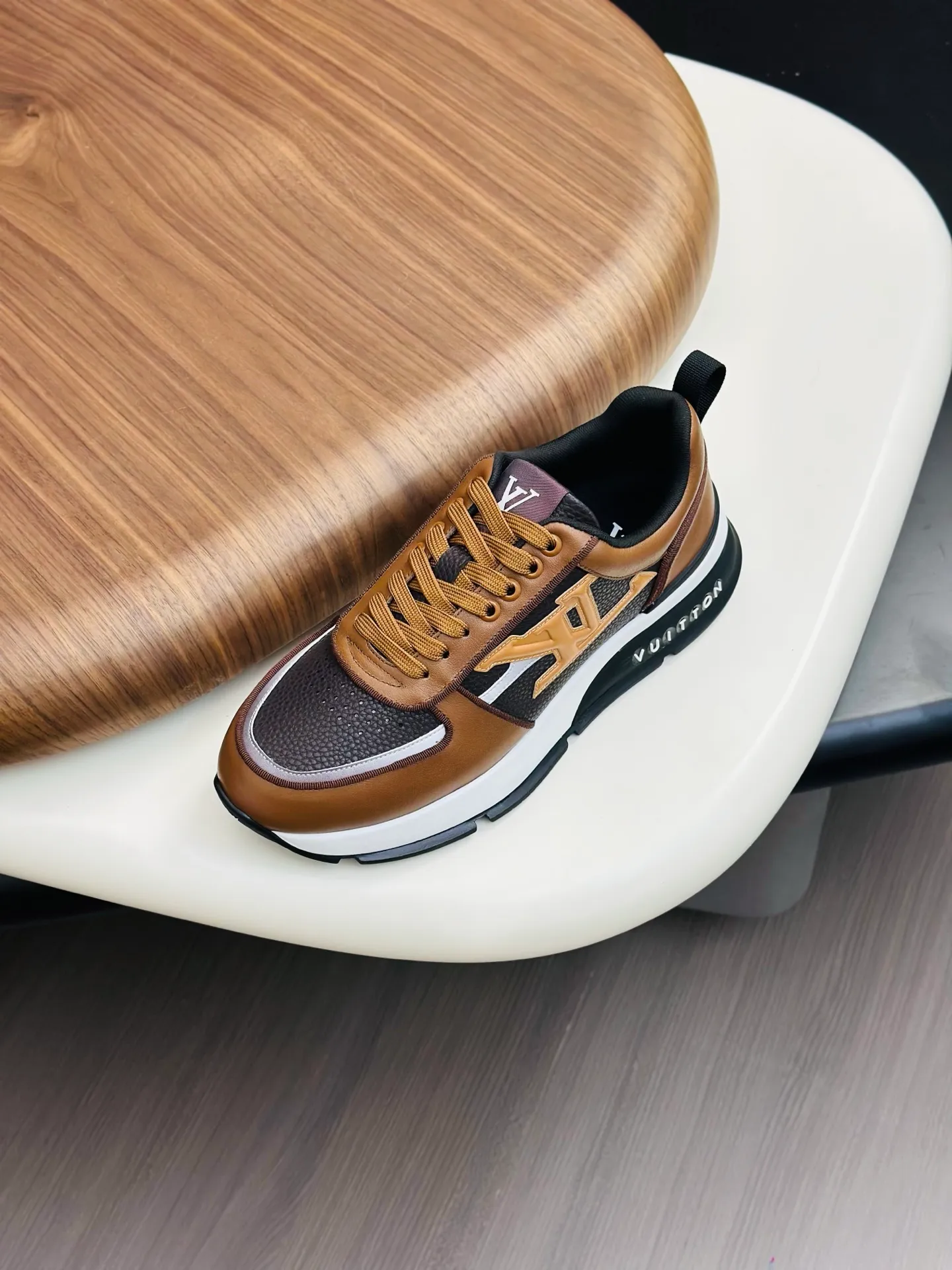 [L Family] Top P: 840💰 Size: 39-44 (38.45 can be customized) Lujia new color matching men's 🧍‍♂️trainer sneakers, this LV Trainer sneaker is made of soft grained calfskin, showing pure colors, the brand was born in 1854, the designer's handwritten brand logo is embellished on one side, virgil Designed by abloh himself, it is a very commemorative sneaker, the new LV Louis Vuitton trainer sneaker low casual sports culture versatile basketball shoes